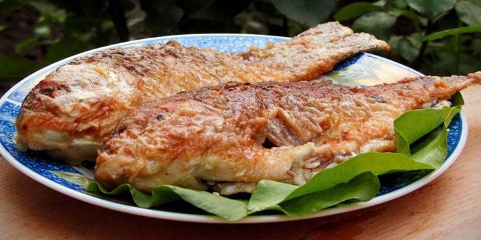 Crucians al horno en un plato
