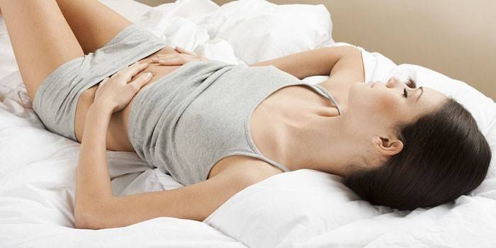 Mädchen schlafen im Bett