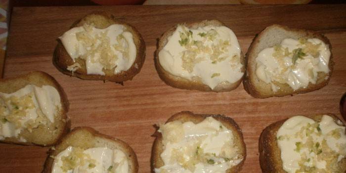 Bánh mì nướng với sốt mayonnaise và tỏi trên thớt