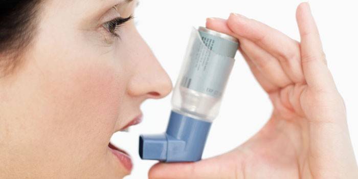 Mädchen mit einem Inhalator in der Hand