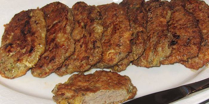 Chuletas de ternera fritas en un plato