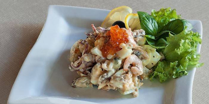 Salade De Fruits De Mer Au Caviar Rouge