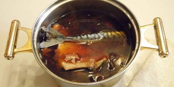 Maquereau à la marinade dans une casserole