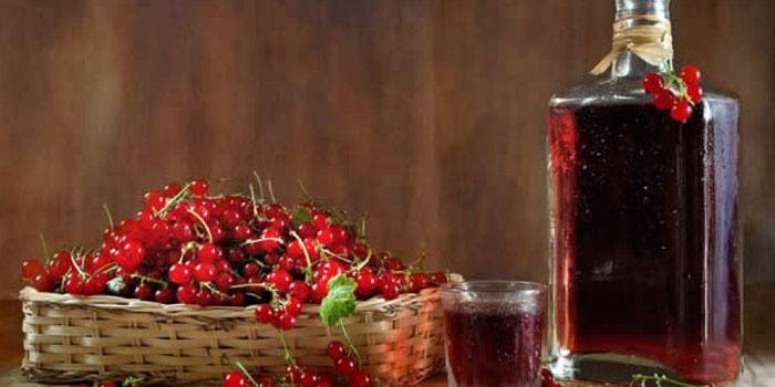 Φραγκοστάφυλο κρασί σε φιάλη και σταφίδα σε καλάθι