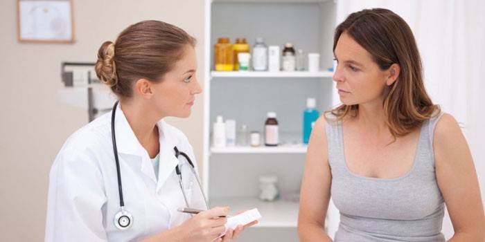 Nő a nőgyógyász recepcióján
