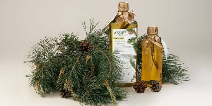 Huile de sapin en bouteille et branche de sapin