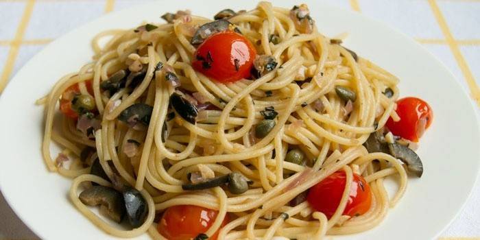 Spaghetti với cà chua, ô liu và nụ bạch hoa