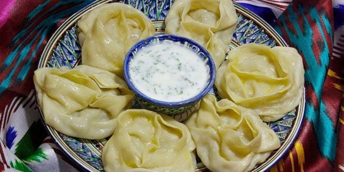 Prêt manti avec sauce sur une assiette