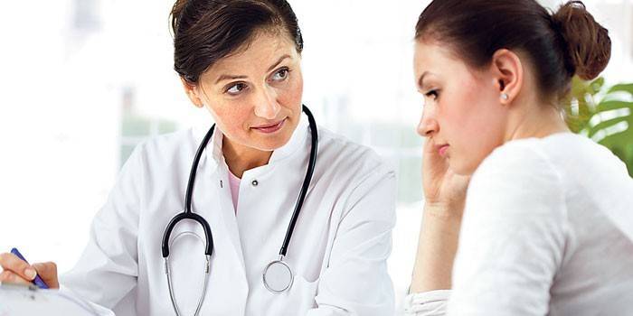 Garota na consulta com um médico