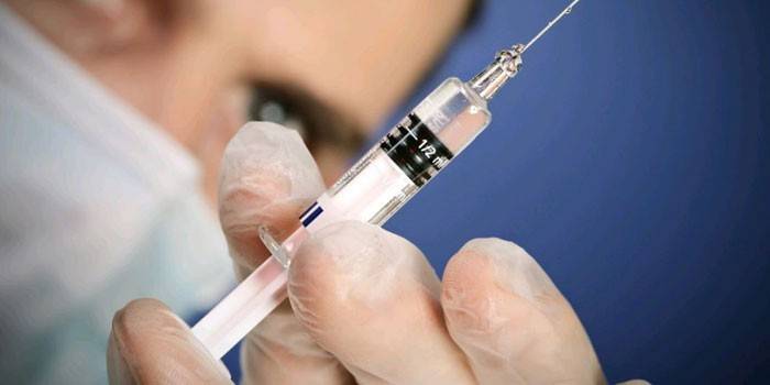 Siringa con una droga in mano