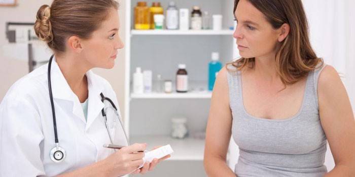Une femme consulte un médecin
