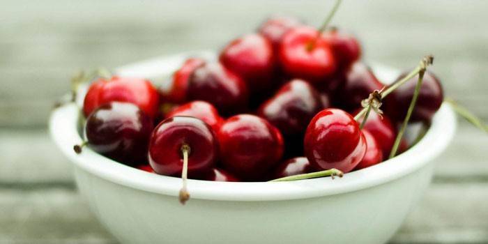 Cereza en un plato hondo