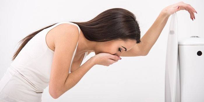 La ragazza ha la nausea