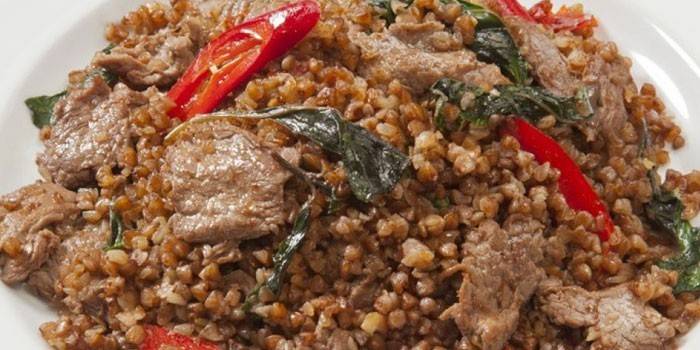 Trigo mourisco pronto com legumes e carne
