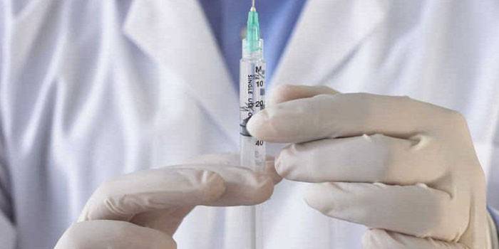 Medic với một ống tiêm trong tay