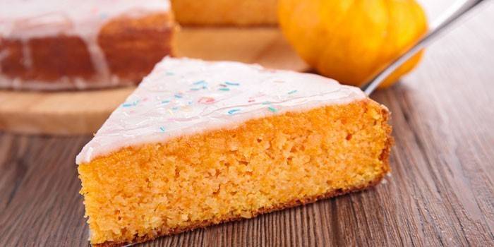 Casseruola di zucca e carote con glassa bianca
