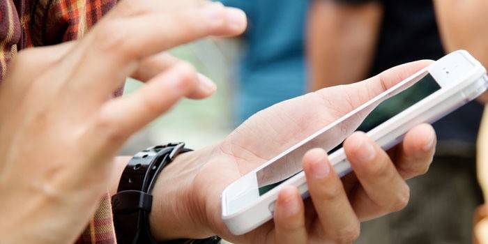 Telefon mobil în mâinile unui bărbat
