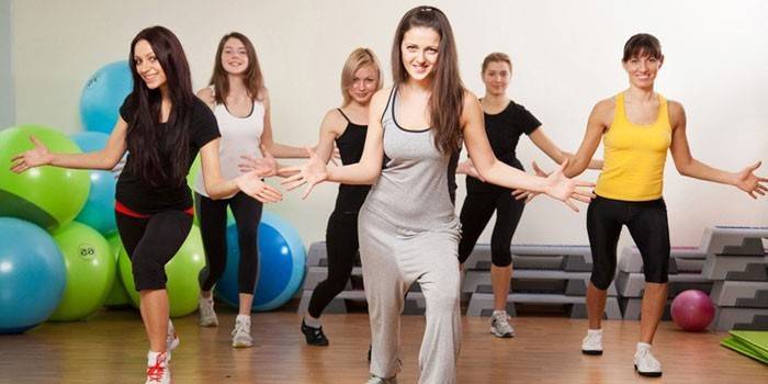 Meiteņu grupa zumba klasē