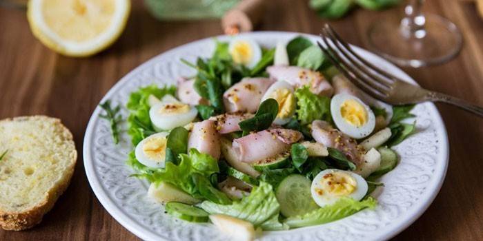 Salat mit gekochtem Tintenfisch, Wachteleiern und frischen Gurken