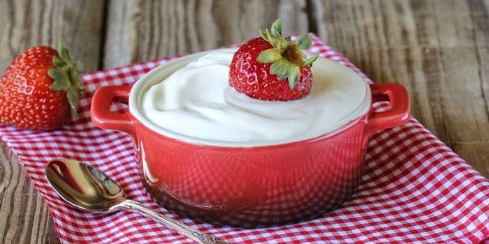 Iogurt grec casolà amb maduixes