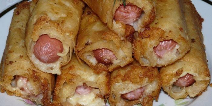 Salsichas fritas em massa de queijo
