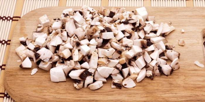 Champignon fatiado em uma placa de corte
