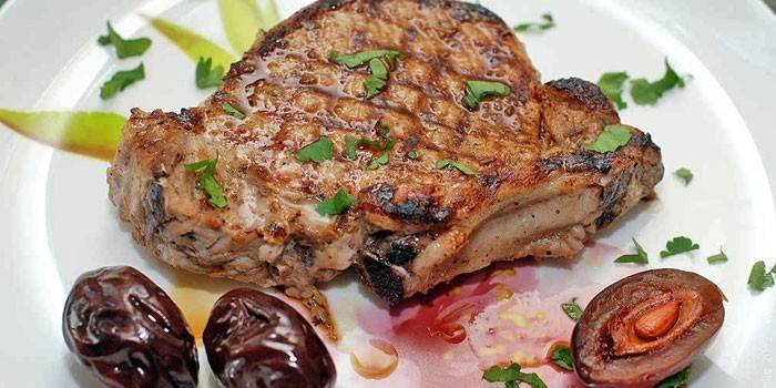 Stive de porc la grătar pe os