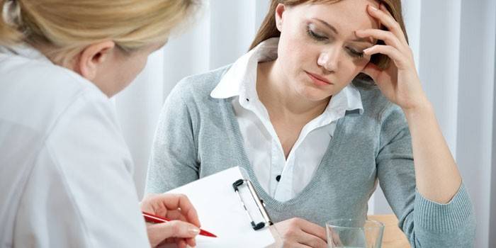 Fille chez le docteur