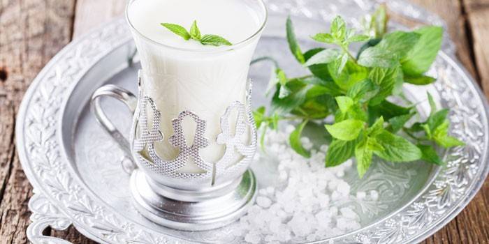 Uống sữa chua và bạc hà