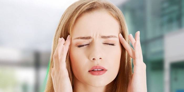 Cô gái bị đau đầu