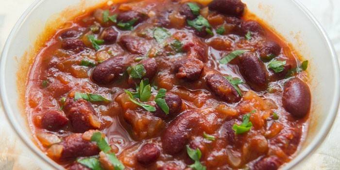 Feijão vermelho em molho de tomate em uma placa