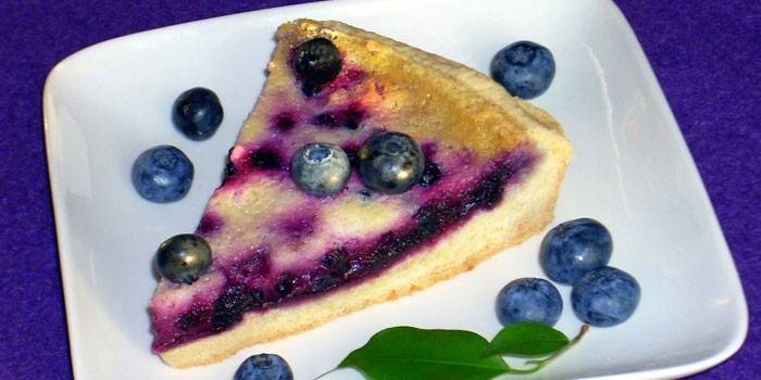 Ein Stück Heidelbeerkuchen nach finnischem Rezept