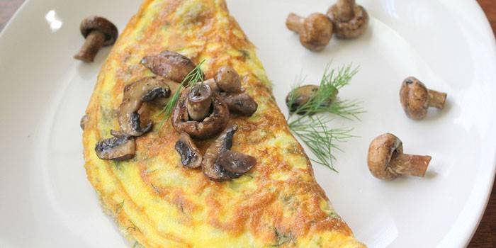 Omelet với champignons chiên