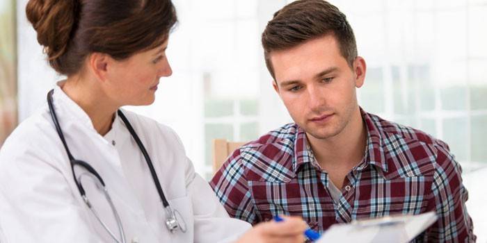 Médico no consultório do médico