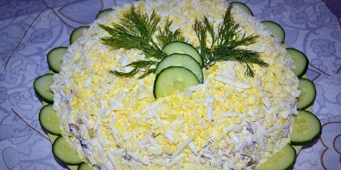 Dekorert salat på et fat