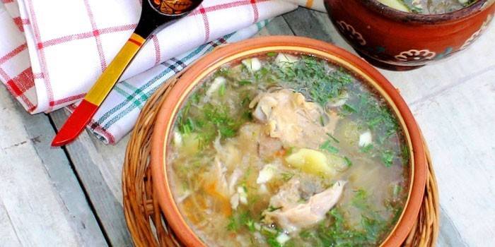 Sopa de col de chucrut amb pollastre en una olla