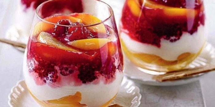 Insalata di frutta e bacche con mascarpone