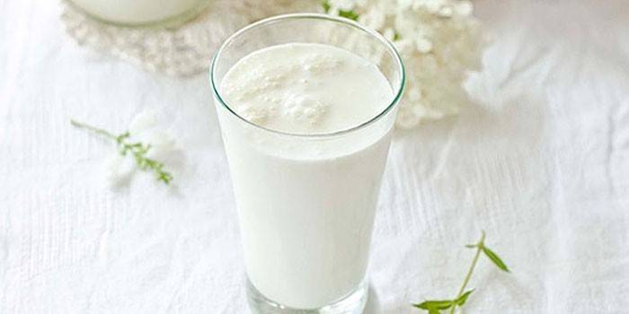 Ayran tự làm trong ly