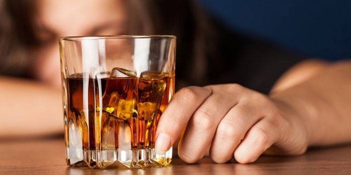 Fată cu un pahar de whisky