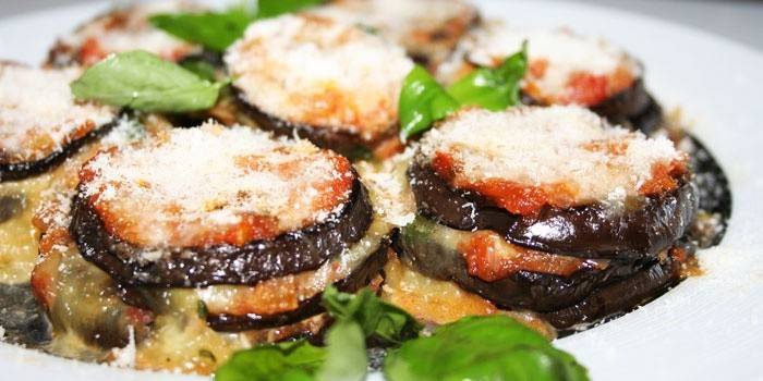Assiette d'aubergines cuites sous du parmesan