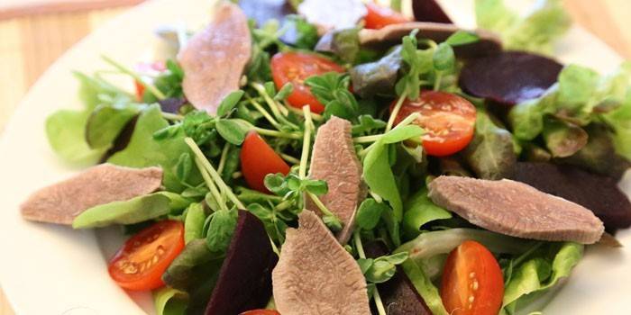 Salade de tomates à la langue et au micro-vert