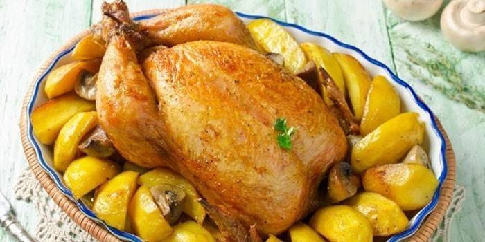 Avec des pommes de terre et des champignons