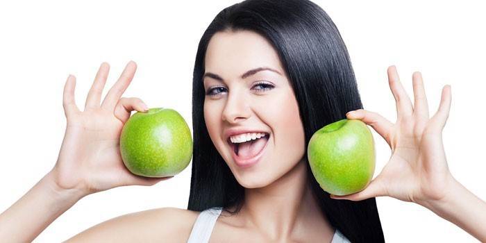 فتاة مع التفاح