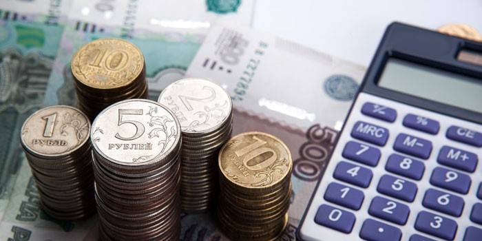Banknot, madeni para sütunları ve hesap makinesi