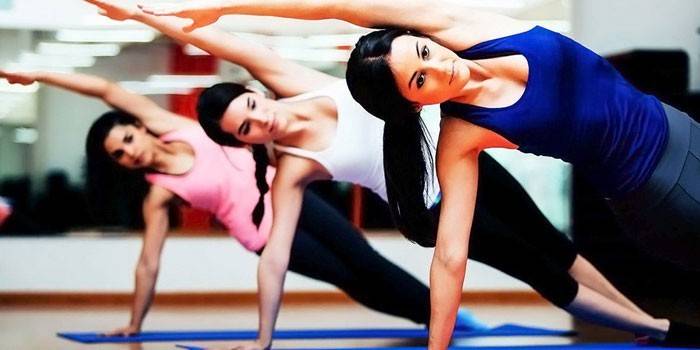 Meninas fazem ginástica callanetics