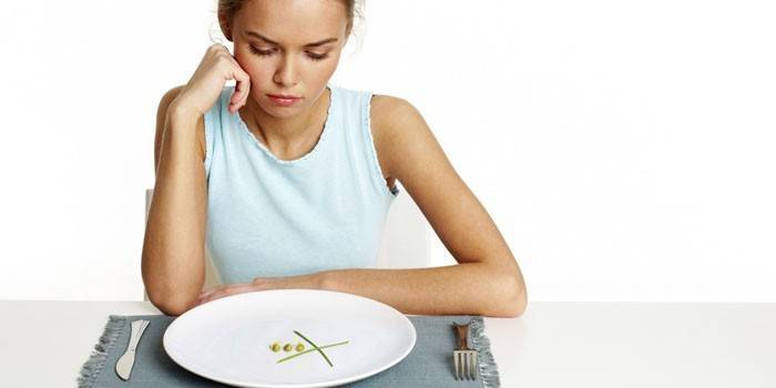 Chica mira el plato