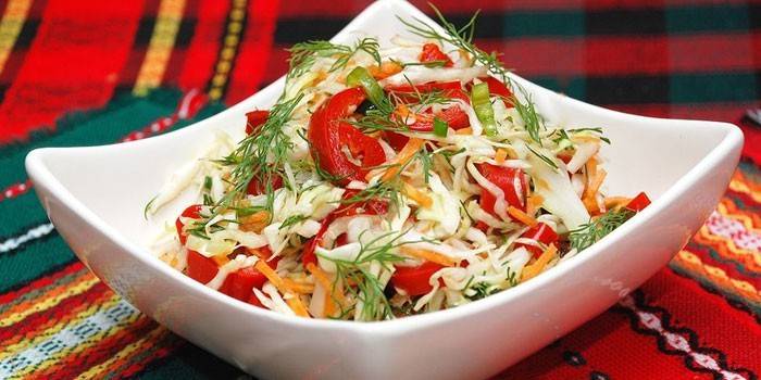 Salotos su kopūstais ir paprika