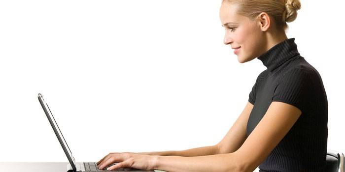 Fille avec ordinateur portable