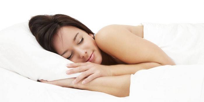 La ragazza dorme