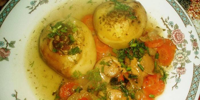 Pommes de terre farcies à la viande hachée avec une sauce aux champignons sur une assiette